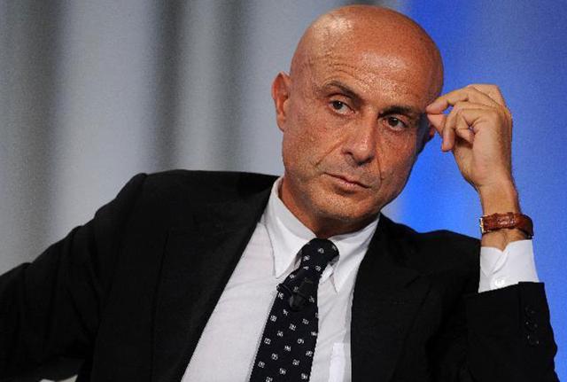 SCHIAFFO 4 - Marco Minniti, ministro degli Interni. Riduce della metà i profughi ospitati in via Asiago a Monza da una cooperativa in un palazzo privato di recente costruzione. In un'ala del condominio convivevano 3 italiani e oltre 100 richiedenti asilo. Giustizia per gli italiani o campagna elettorale per l'imbarazzato Roberto Scanagatti? SCHIAFFO 4 - Marco Minniti, ministro degli Interni. Riduce della metà i profughi ospitati in via Asiago a Monza da una cooperativa in un palazzo privato di recente costruzione. In un'ala del condominio convivevano 3 italiani e oltre 100 richiedenti asilo. Giustizia per gli italiani o campagna elettorale per l'imbarazzato Roberto Scanagatti?