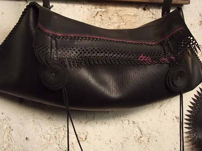 borsa ricavata da un copertone di auto borsa ricavata da un copertone di auto