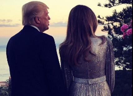 G7, Melania colpisce ancora. Foto romantica con Donald. Ma quella mano... FOTO