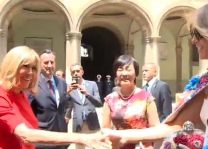 G7, sfida di look tra first lady: sobria Brigitte, Melania floreale. VIDEO