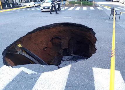 Voragine in strada in zona Montagnola: si apre un cratere di 5 metri