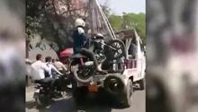 Gli rimuovono la moto e lui ci resta seduto sopra
