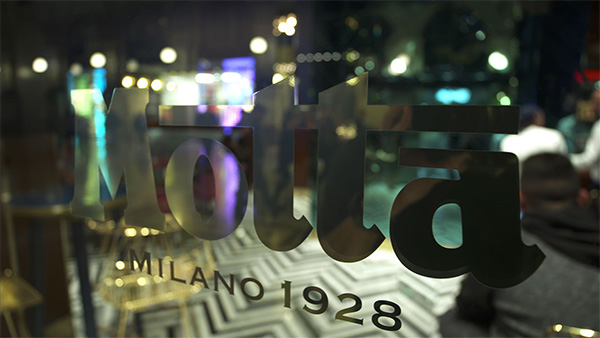 Motta Milano 1928: Autogrill rinnova lo storico locale in ‘Galleria’ a Milano. Motta Milano 1928: Autogrill rinnova lo storico locale in ‘Galleria’ a Milano.
