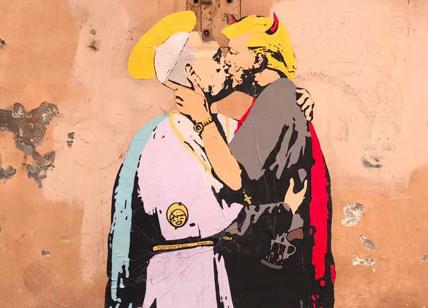 Benvenuto Trump come il diavolo. L'abbraccio con il Papa in un murales a Borgo
