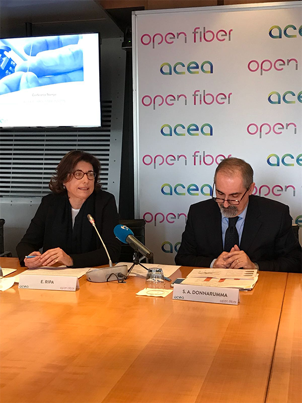 Un momento della presentazione dell'accordo siglato da Open Fiber con Acea. Un momento della presentazione dell'accordo siglato da Open Fiber con Acea.