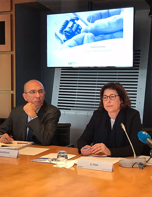 Un momento della presentazione dell'accordo siglato da Open Fiber con Acea. Un momento della presentazione dell'accordo siglato da Open Fiber con Acea.