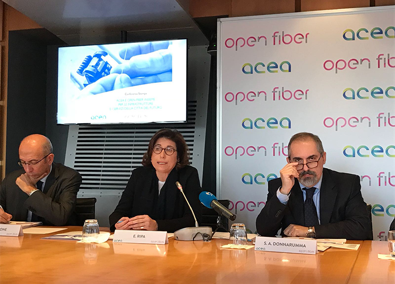 Un momento della presentazione dell'accordo siglato da Open Fiber con Acea. Un momento della presentazione dell'accordo siglato da Open Fiber con Acea.