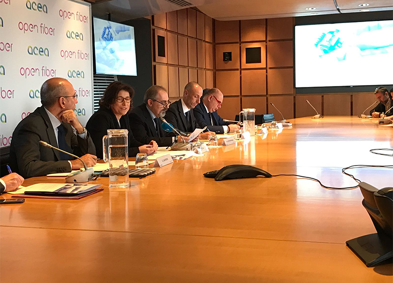Un momento della presentazione dell'accordo siglato da Open Fiber con Acea. Un momento della presentazione dell'accordo siglato da Open Fiber con Acea.
