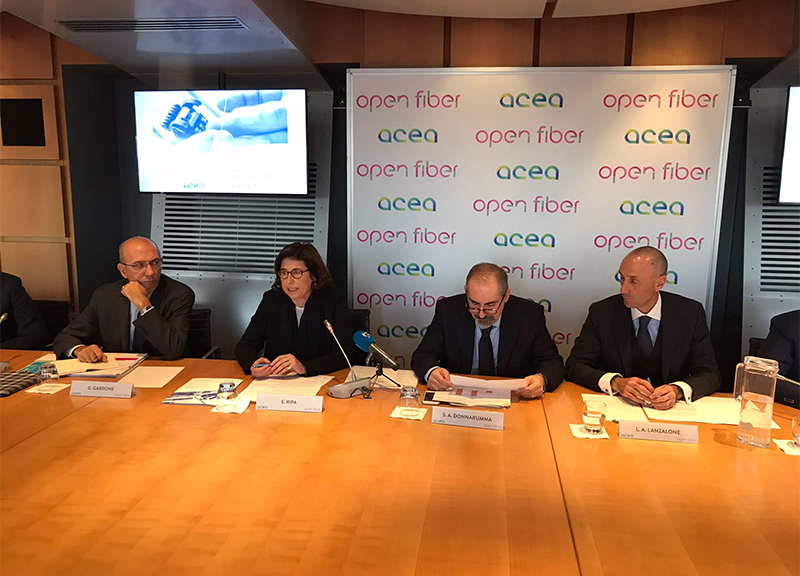Un momento della presentazione dell'accordo siglato da Open Fiber con Acea. Un momento della presentazione dell'accordo siglato da Open Fiber con Acea.