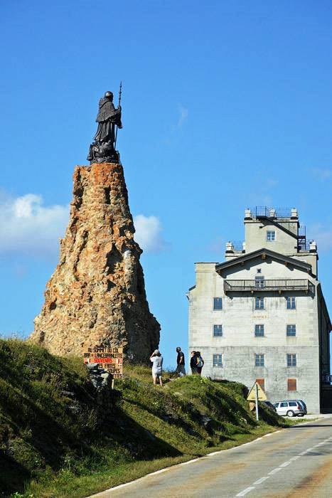 Ospizio e statua di San Bernardo al Passo Ospizio e statua di San Bernardo al Passo