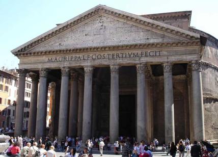 Pantheon: botte al ristoratore, feriti anche due vigili urbani. Arrestato