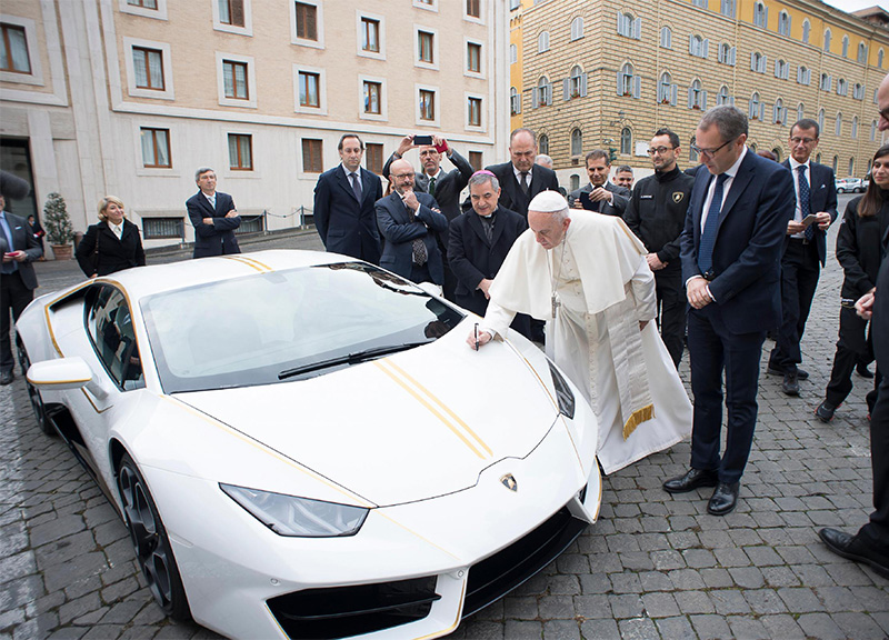 Papa francesco lamborghini ape