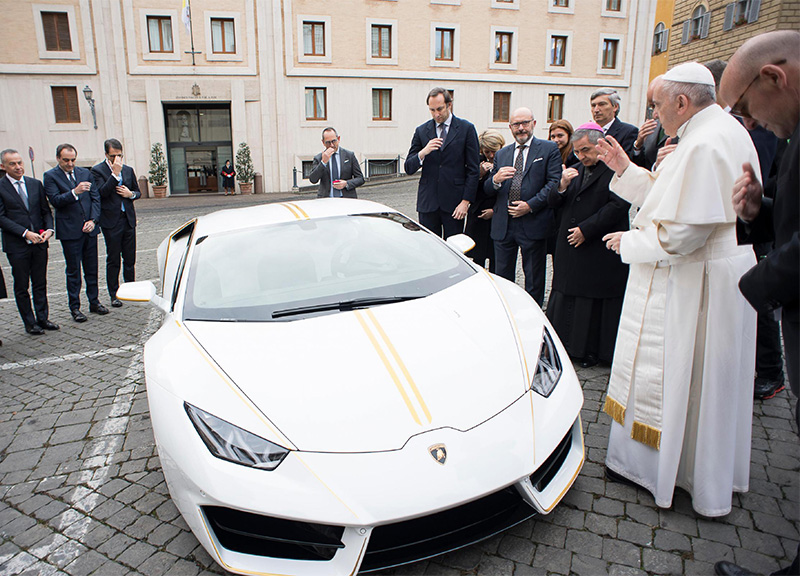 Papa francesco lamborghini ape 5