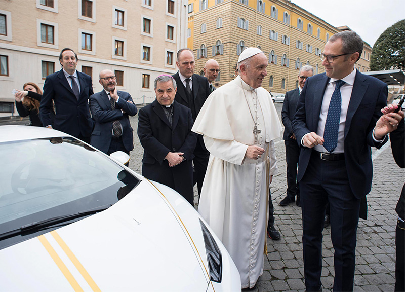 Papa francesco lamborghini ape 6