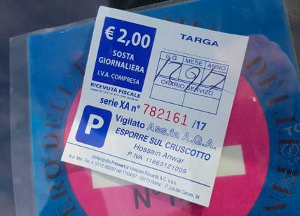 Roma follia: paghi il parcheggio, incassa un cingalese che vende casalinghi