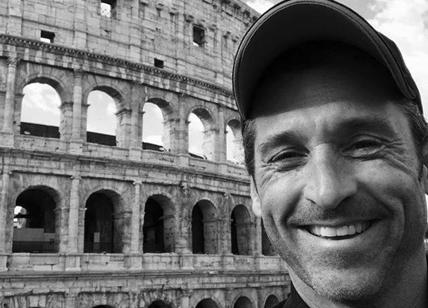 Patrick Dempsey approda nella Capitale. Selfie al Colosseo: Morning from Rome