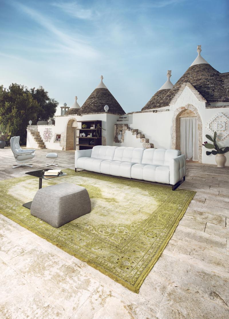 Il divano Philo di Natuzzi, la più grande casa di arredamento italiana che sta attuando un ambizioso piano di espansione retail in tutto il mondo. Il divano Philo di Natuzzi, la più grande casa di arredamento italiana che sta attuando un ambizioso piano di espansione retail in tutto il mondo.