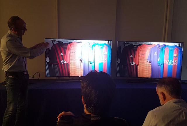 Un momento della presentazione della tecnologia Quantum Dot: il tv sulla destra mostra colori realistici anche in condizioni di luce estreme, quello sulla sinistra pur di ottima qualità illumina troppo determinate zone dell'immagine, "bruciandone" una parte, come si usa dire in gergo fotografico. Un momento della presentazione della tecnologia Quantum Dot: il tv sulla destra mostra colori realistici anche in condizioni di luce estreme, quello sulla sinistra pur di ottima qualità illumina troppo determinate zone dell'immagine, "bruciandone" una parte, come si usa dire in gergo fotografico.