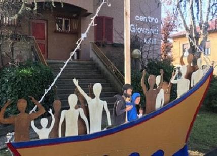 Natività sul barcone dei migranti, "guerra" parrocchia-Lega ad Arcore. FOTO