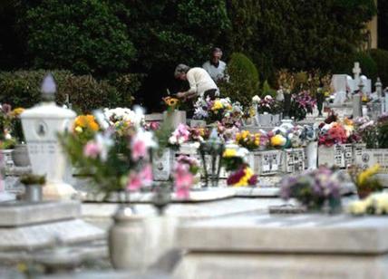 Scandalo al cimitero di Prima Porta: resti umani tra una lapide e l'altra
