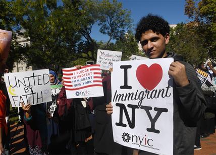 Musulmani protestano contro il divieto di viaggio proposto da Trump