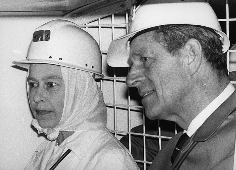 28/11/80 i coniugi reali in discesa verso il livello più basso della miniera del Geevor a Pendeen, Cornovaglia. 28/11/80 i coniugi reali in discesa verso il livello più basso della miniera del Geevor a Pendeen, Cornovaglia.