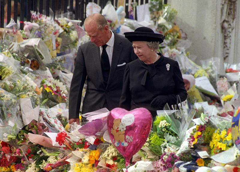 05/09/97 la regina Elisabetta ed il duca di Edimburgo al cospetto del tributo floreale dedicato alla scomparsa principessa Diana a Buckingham Palace. 05/09/97 la regina Elisabetta ed il duca di Edimburgo al cospetto del tributo floreale dedicato alla scomparsa principessa Diana a Buckingham Palace.