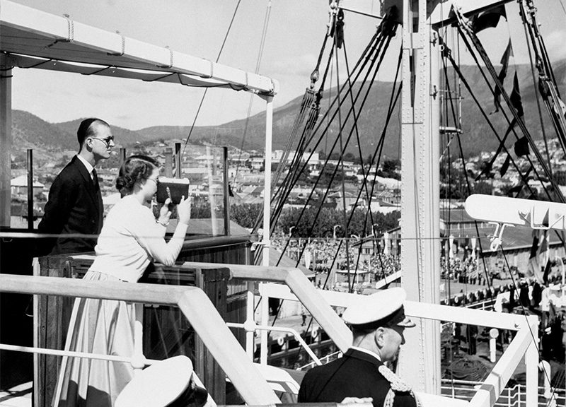 20/02/1954 la regina Elisabetta filma la scena di fronte a sè al Prince's Pier in Hobart, Tasmania. 20/02/1954 la regina Elisabetta filma la scena di fronte a sè al Prince's Pier in Hobart, Tasmania.