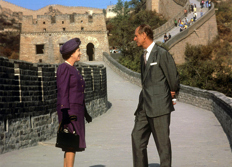 14/10/86 La regina ed il marito in visita alla Grande Muraglia Cinese al passo Bedaling, 50 miglia a nord-ovest di Pechino 14/10/86 La regina ed il marito in visita alla Grande Muraglia Cinese al passo Bedaling, 50 miglia a nord-ovest di Pechino