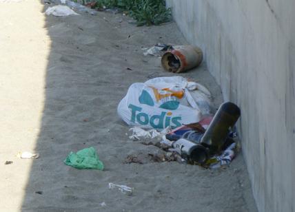 Fiumicino, lungomare tra rifiuti e degrado: ecco le immagini shock