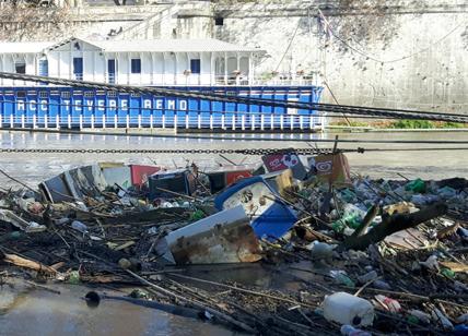 Isola di rifiuti nel Tevere: scoperta discarica abusiva sull'Aniene