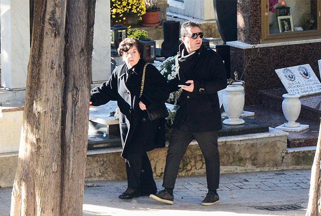 Nella foto: Ninetta Bagarella e Salvo Riina al cimitero davanti la tomba
