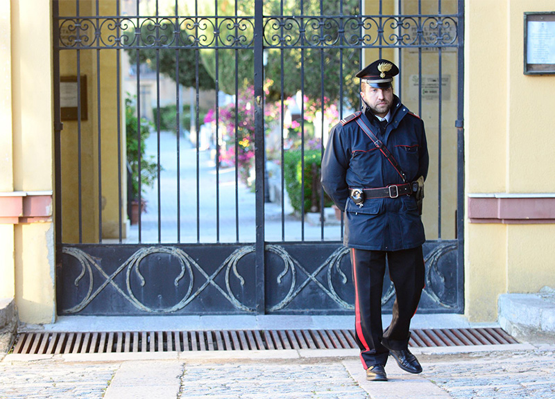Nella foto: un carabiniere presidia il cimitero