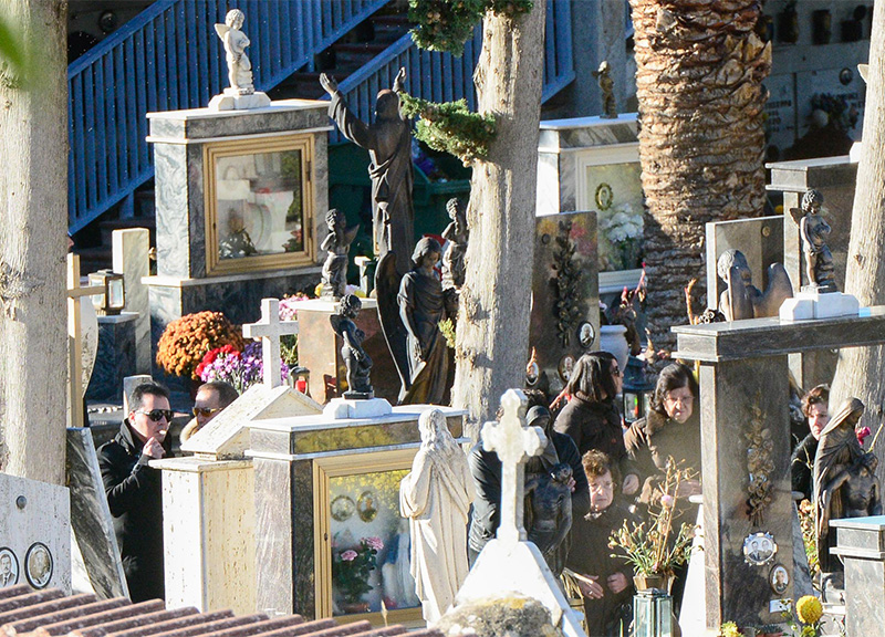 Nella foto: Salvo Riina (sinistra) al cimitero davanti la tomba