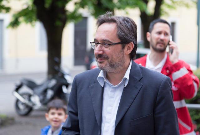 SCHIAFFO 5 - Rino Pruiti, sindaco di Buccinasco. Sospende dal mercatino un tizio che, tra le varie cianfrusaglie in vendita, espone anche un ritratto di Benito Mussolini. La gogna pubblica per il povero rigattiere non sarà un po' esagerata? SCHIAFFO 5 - Rino Pruiti, sindaco di Buccinasco. Sospende dal mercatino un tizio che, tra le varie cianfrusaglie in vendita, espone anche un ritratto di Benito Mussolini. La gogna pubblica per il povero rigattiere non sarà un po' esagerata?