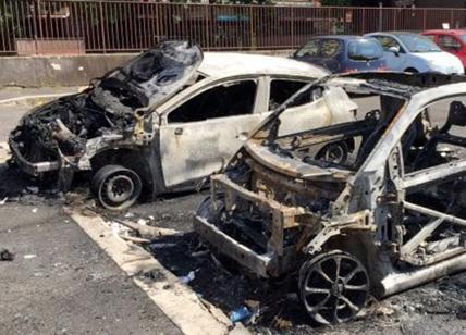 Notte di roghi a Roma: distrutte dal fuoco 4 auto in via delle Medaglie d'Oro