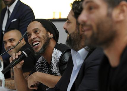 Lecce, Ronaldinho alla presentazione della collezione "I Vini dei Campioni"