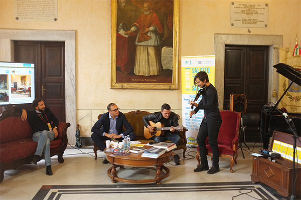 Il direttore dell’Espresso Tommaso Cerno canta e scherza con Andrea Casta Il direttore dell’Espresso Tommaso Cerno canta e scherza con Andrea Casta