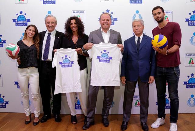 Foto di gruppo per il lancio il lancio del progetto Samsung Fair Play: al centro il Presidente di Samsung Electronics Italia Carlo Barlocco. Foto di gruppo per il lancio il lancio del progetto Samsung Fair Play: al centro il Presidente di Samsung Electronics Italia Carlo Barlocco.