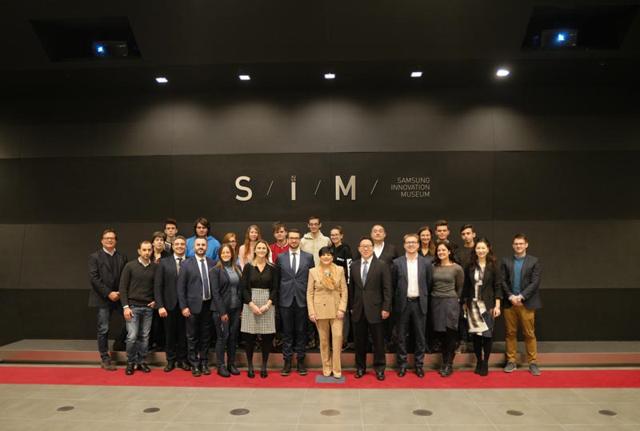 Foto di gruppo del viaggio in Corea per gli studenti dell’Istituto IIS J.C. Maxwell di Nichelino (TO), vincitori dell’Hackaton di Samsung Let’s App, il progetto lanciato durante il 2017 da Samsung e il MIUR (Ministero dell’Istruzione, dell’Università e della Ricerca) nell’ambito del programma IO STUDIO. Foto di gruppo del viaggio in Corea per gli studenti dell’Istituto IIS J.C. Maxwell di Nichelino (TO), vincitori dell’Hackaton di Samsung Let’s App, il progetto lanciato durante il 2017 da Samsung e il MIUR (Ministero dell’Istruzione, dell’Università e della Ricerca) nell’ambito del programma IO STUDIO.