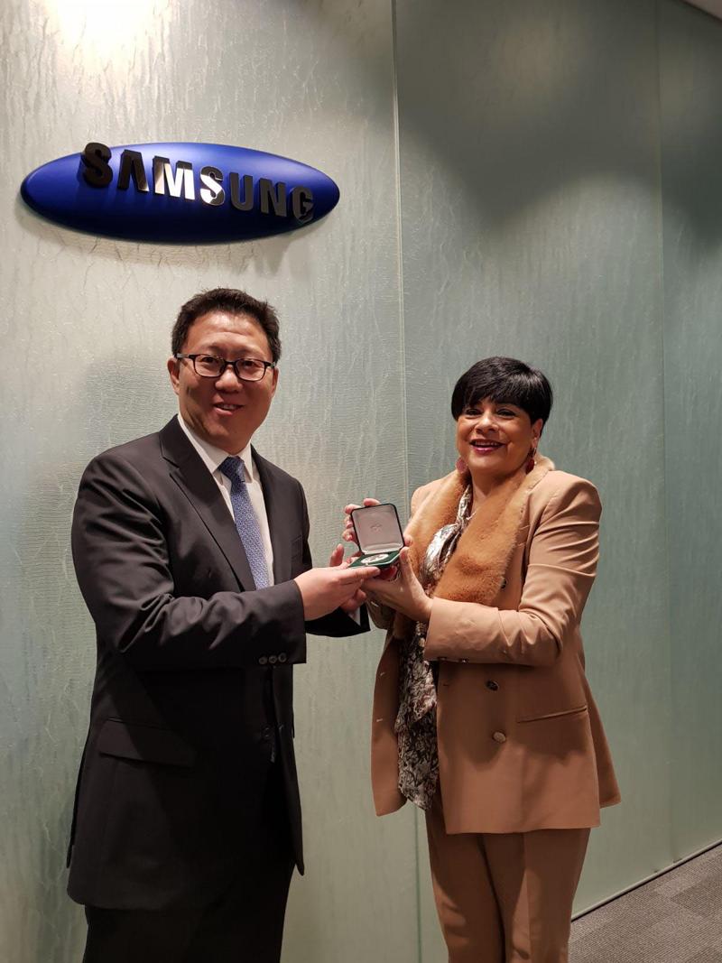 Un'immagine del viaggio in Corea degli studenti dell’Istituto IIS J.C. Maxwell di Nichelino (TO), vincitori dell’Hackaton di Samsung Let’s App, il progetto lanciato durante il 2017 da Samsung e il MIUR (Ministero dell’Istruzione, dell’Università e della Ricerca) nell’ambito del programma IO STUDIO. Un'immagine del viaggio in Corea degli studenti dell’Istituto IIS J.C. Maxwell di Nichelino (TO), vincitori dell’Hackaton di Samsung Let’s App, il progetto lanciato durante il 2017 da Samsung e il MIUR (Ministero dell’Istruzione, dell’Università e della Ricerca) nell’ambito del programma IO STUDIO.