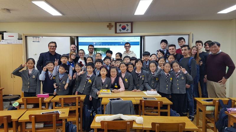 Un'immagine del viaggio in Corea degli studenti dell’Istituto IIS J.C. Maxwell di Nichelino (TO), vincitori dell’Hackaton di Samsung Let’s App, il progetto lanciato durante il 2017 da Samsung e il MIUR (Ministero dell’Istruzione, dell’Università e della Ricerca) nell’ambito del programma IO STUDIO. Un'immagine del viaggio in Corea degli studenti dell’Istituto IIS J.C. Maxwell di Nichelino (TO), vincitori dell’Hackaton di Samsung Let’s App, il progetto lanciato durante il 2017 da Samsung e il MIUR (Ministero dell’Istruzione, dell’Università e della Ricerca) nell’ambito del programma IO STUDIO.