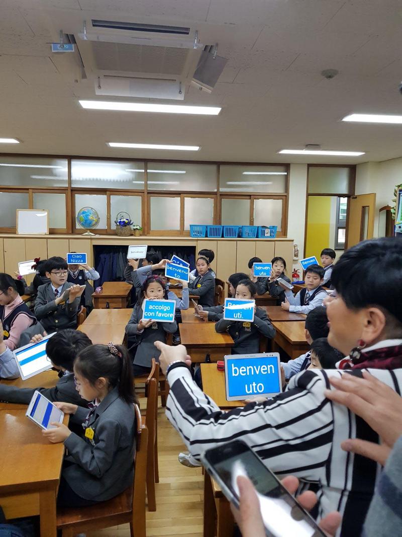 Un'immagine del viaggio in Corea degli studenti dell’Istituto IIS J.C. Maxwell di Nichelino (TO), vincitori dell’Hackaton di Samsung Let’s App, il progetto lanciato durante il 2017 da Samsung e il MIUR (Ministero dell’Istruzione, dell’Università e della Ricerca) nell’ambito del programma IO STUDIO. Un'immagine del viaggio in Corea degli studenti dell’Istituto IIS J.C. Maxwell di Nichelino (TO), vincitori dell’Hackaton di Samsung Let’s App, il progetto lanciato durante il 2017 da Samsung e il MIUR (Ministero dell’Istruzione, dell’Università e della Ricerca) nell’ambito del programma IO STUDIO.