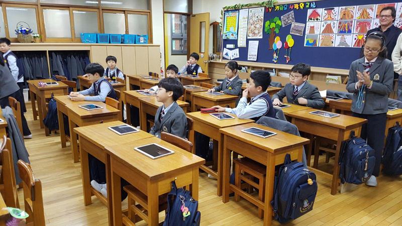Un'immagine del viaggio in Corea degli studenti dell’Istituto IIS J.C. Maxwell di Nichelino (TO), vincitori dell’Hackaton di Samsung Let’s App, il progetto lanciato durante il 2017 da Samsung e il MIUR (Ministero dell’Istruzione, dell’Università e della Ricerca) nell’ambito del programma IO STUDIO. Un'immagine del viaggio in Corea degli studenti dell’Istituto IIS J.C. Maxwell di Nichelino (TO), vincitori dell’Hackaton di Samsung Let’s App, il progetto lanciato durante il 2017 da Samsung e il MIUR (Ministero dell’Istruzione, dell’Università e della Ricerca) nell’ambito del programma IO STUDIO.