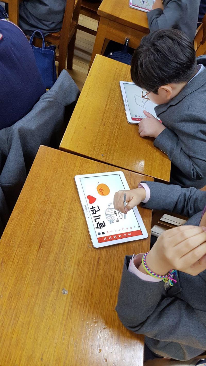 Un'immagine del viaggio in Corea degli studenti dell’Istituto IIS J.C. Maxwell di Nichelino (TO), vincitori dell’Hackaton di Samsung Let’s App, il progetto lanciato durante il 2017 da Samsung e il MIUR (Ministero dell’Istruzione, dell’Università e della Ricerca) nell’ambito del programma IO STUDIO. Un'immagine del viaggio in Corea degli studenti dell’Istituto IIS J.C. Maxwell di Nichelino (TO), vincitori dell’Hackaton di Samsung Let’s App, il progetto lanciato durante il 2017 da Samsung e il MIUR (Ministero dell’Istruzione, dell’Università e della Ricerca) nell’ambito del programma IO STUDIO.