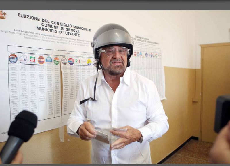 Grillo munito di casco si prepara alla batosta elettorale Grillo munito di casco si prepara alla batosta elettorale