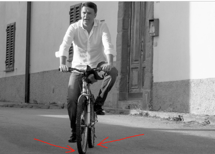 Renzi in bici con le ruote sgonfie: la foto è un cattivo presagio per il Pd