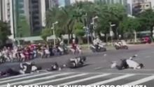 Scontro fra scooters: l'impatto violento non provoca reazione nei passanti