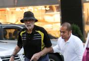 New York, Sean Connery a passeggio con bastone e badante