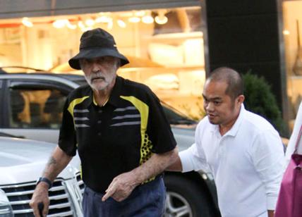 New York, Sean Connery a passeggio con bastone e badante